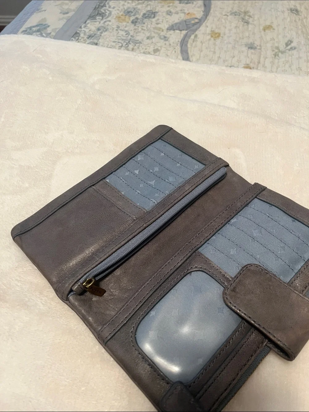 Fossil Distressed Gray/Taupe Leather Zip Wallet for Women